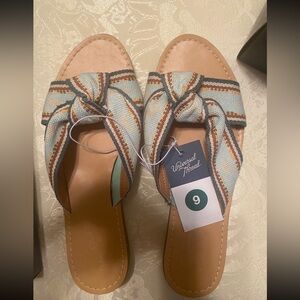 Universal thread sandals